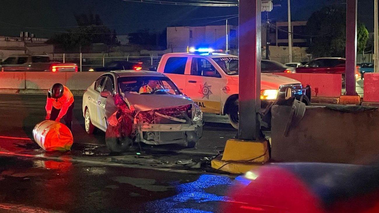Choca conductor contra muro de contención en Gonzalitos