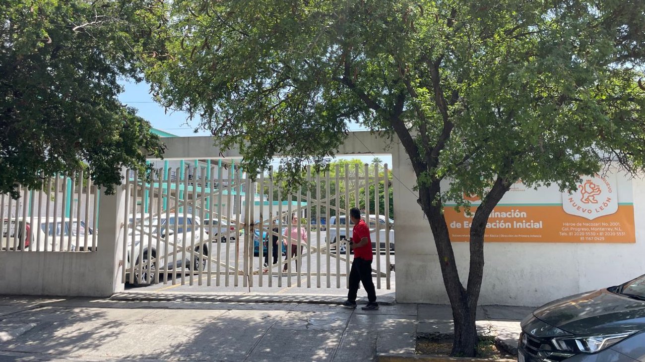 Amarran a guardia y roban oficinas de Educación en Monterrey