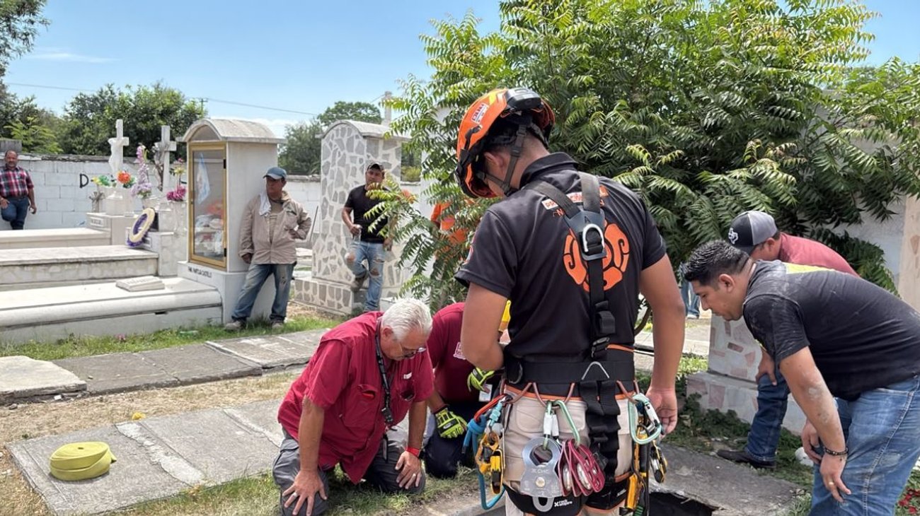 Dos mujeres caen al interior de una tumba en panteón de Escobedo