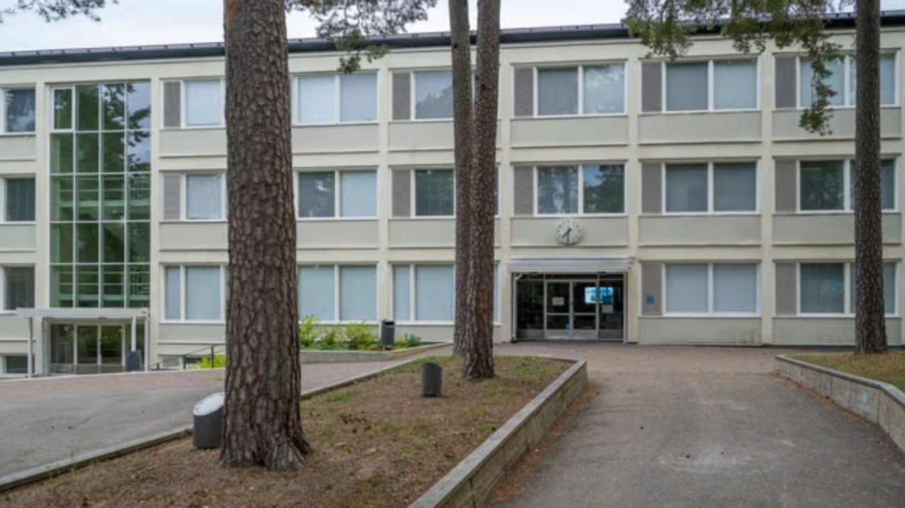 Adolescente intenta incendiar secundaria con 50 personas dentro