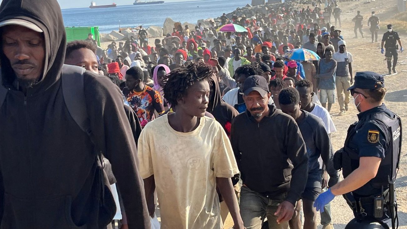 Habilita España plazas para 1,800 migrantes en Ceuta