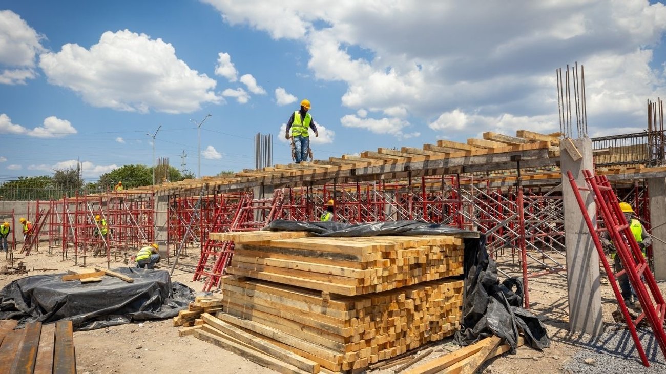 Supervisa Samuel construcción de UNEME en Salinas Victoria