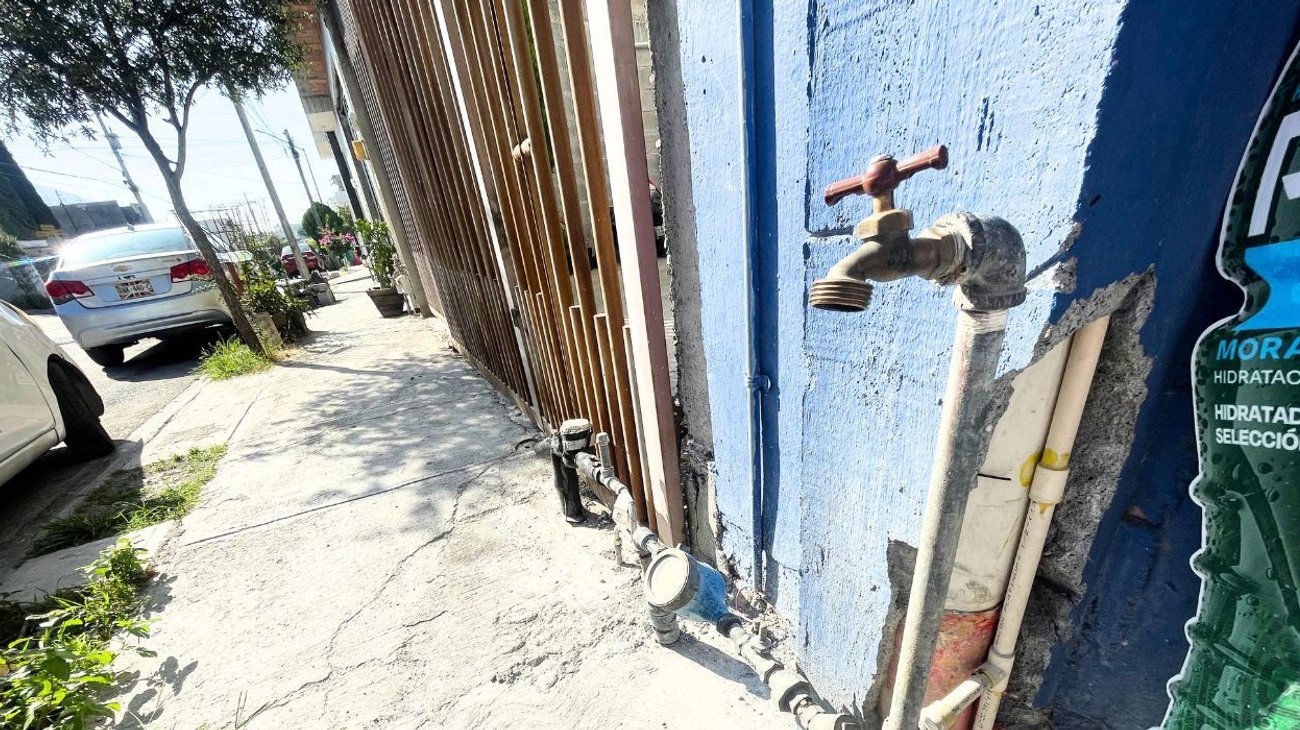 Suman tres días sin agua por falla eléctrica en Santa Catarina