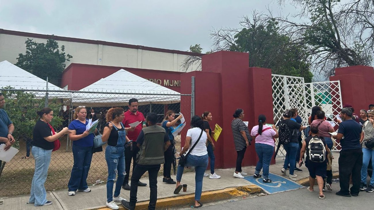 Largas filas marcan entrega de la beca Rita Cetina en Escobedo