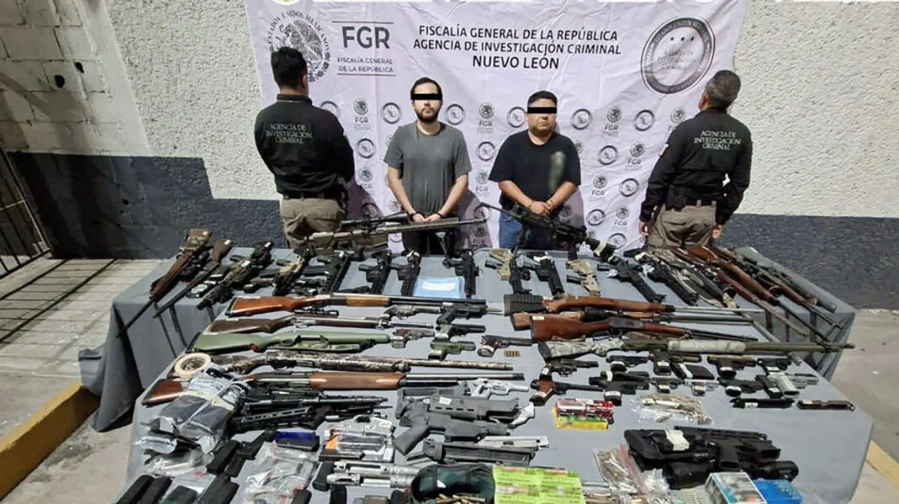 Detienen a tres personas con 'arsenal' de armas en Monterrey