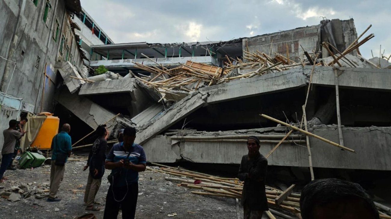 Internado se derrumba en Indonesia mientras estudiantes rezaban