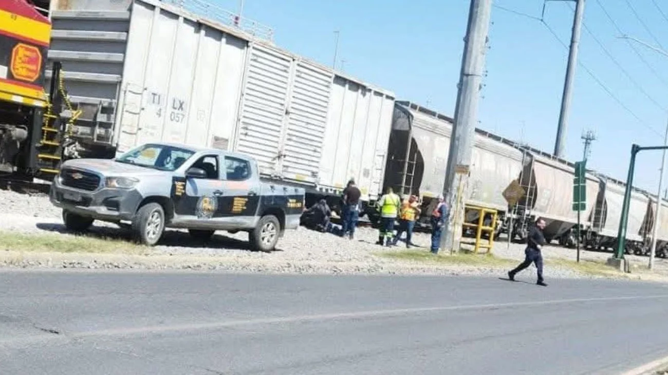 Tren arrolla a mujer y le amputa la pierna en Monterrey