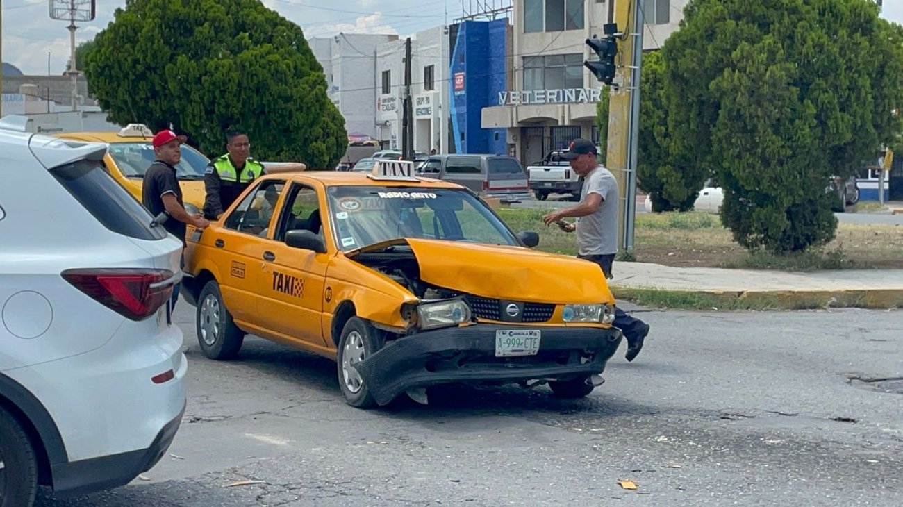 Taxista se pasa semáforo en rojo y causa percance vial