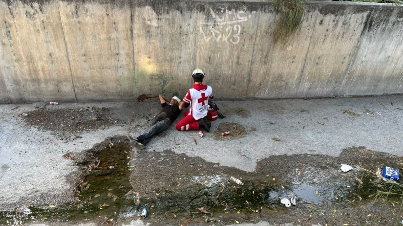 Rescatan a hombre tras caer tres metros a un canalón en Monterrey