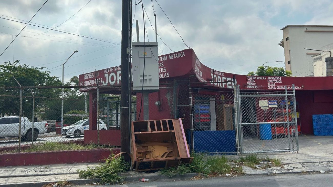 Abandonan ropero inservible y bloquean banqueta