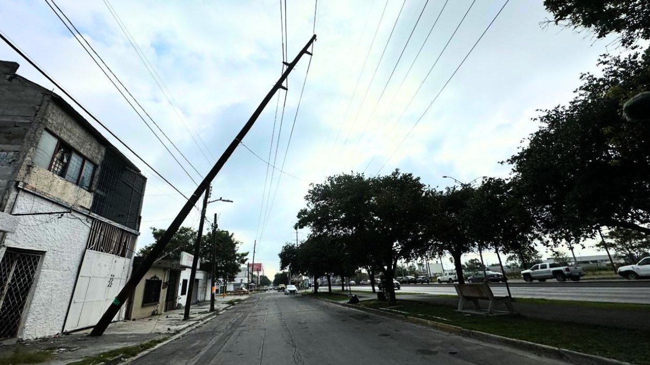 Poste a punto de caer mantiene cierre en López Mateos