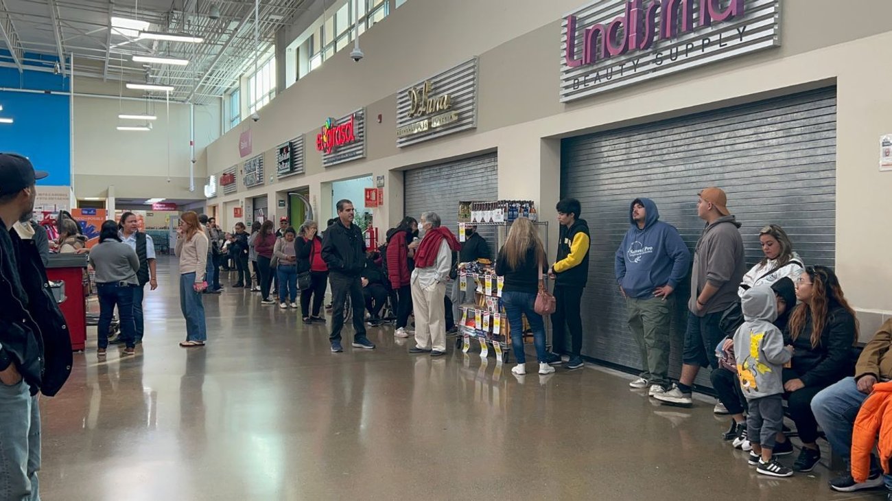 Demora en módulo de vacunación causa molestias en Guadalupe