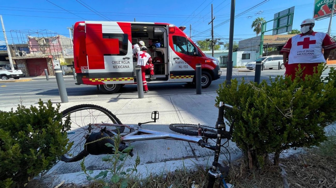 Atropella camioneta a ciclista y lo deja herido en Monterrey