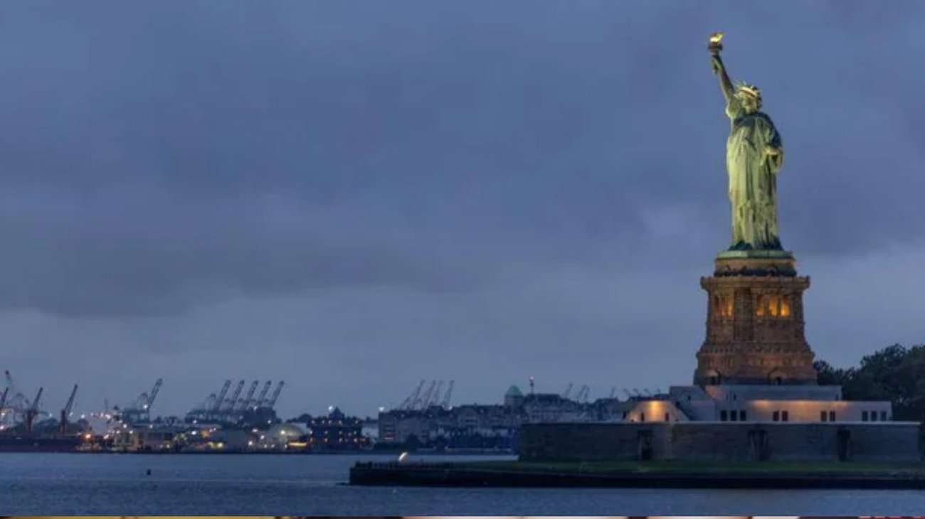 Vuelca lancha en Nueva York; mueren mujer y bebé