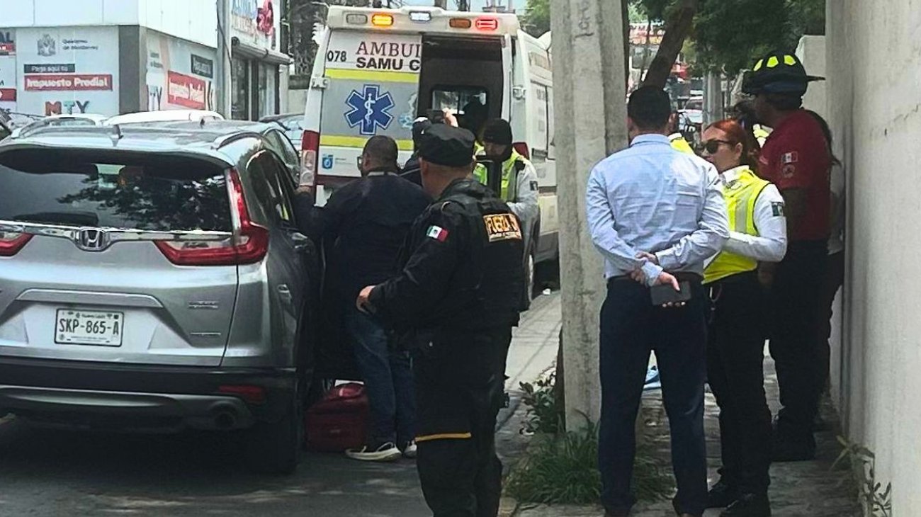 Atropellan a mujer al intentar cruzar avenida al sur de Monterrey