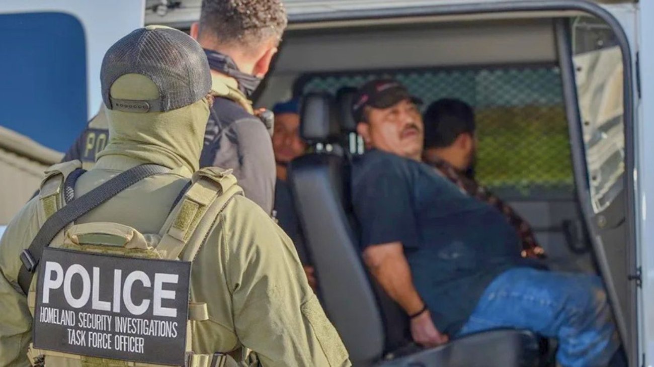 Trump impulsa pagos a policías por detener migrantes