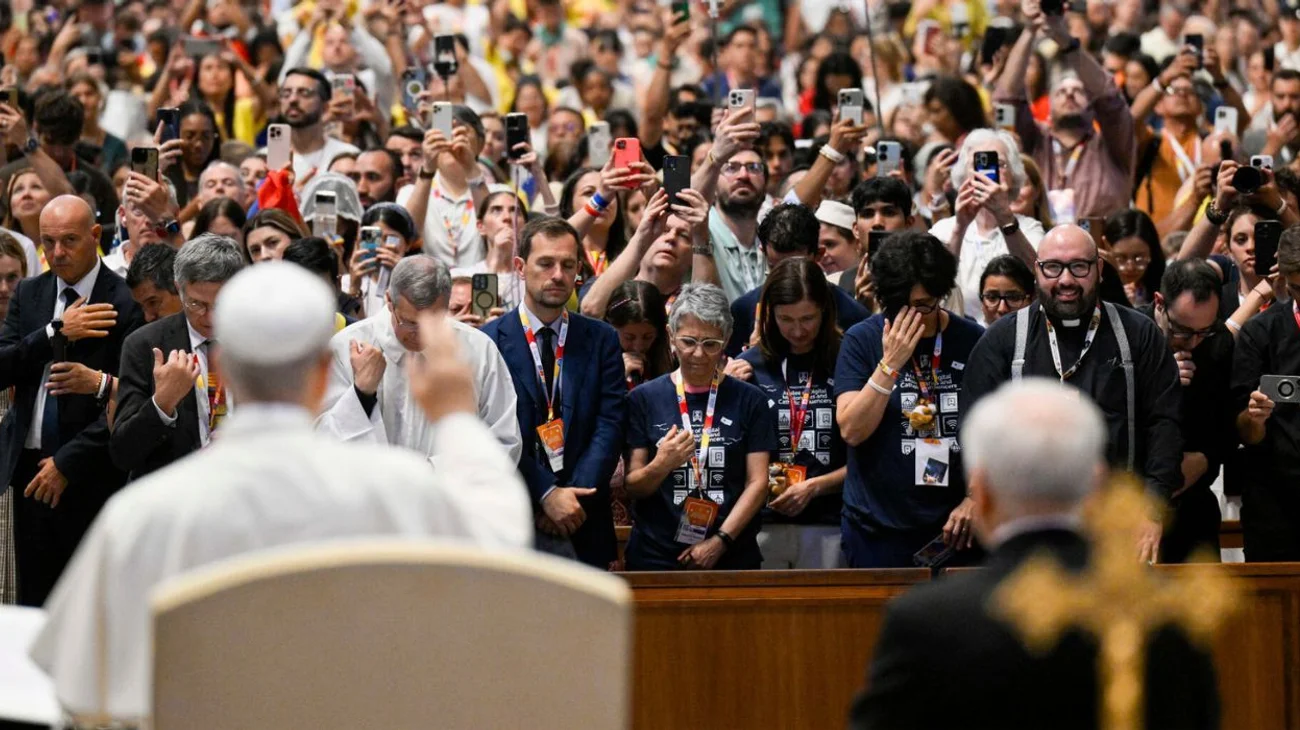 El Papa pide a 'influencers' católicos llevar la paz a las redes