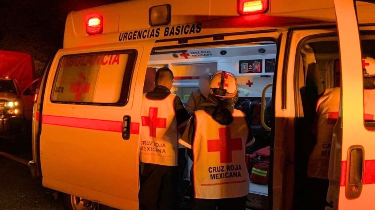 Aparatoso accidente entre camión urbano y un vehículo en Apodaca