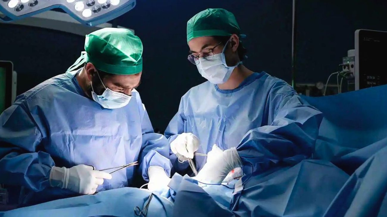 Extirpan tumor en Perú a mujer que nació con órganos invertidos
