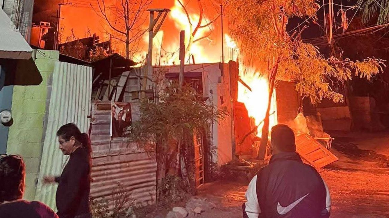 Incendio consume casa en la colonia Unión Morelos, Santa Catarina