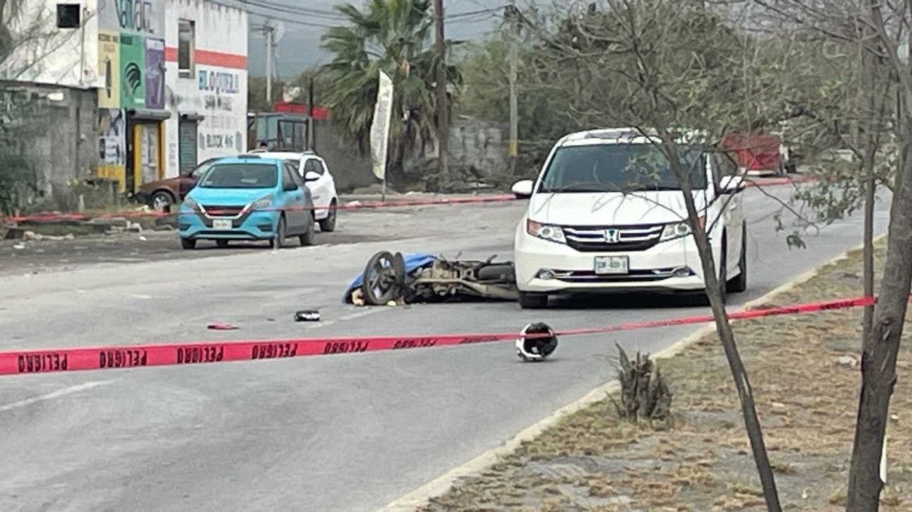 Muere motociclista al chocar con camión materialista en Escobedo