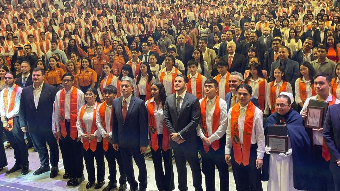 Se gradúan 4 mil 700 alumnos en Conalep; Samuel ofrece créditos