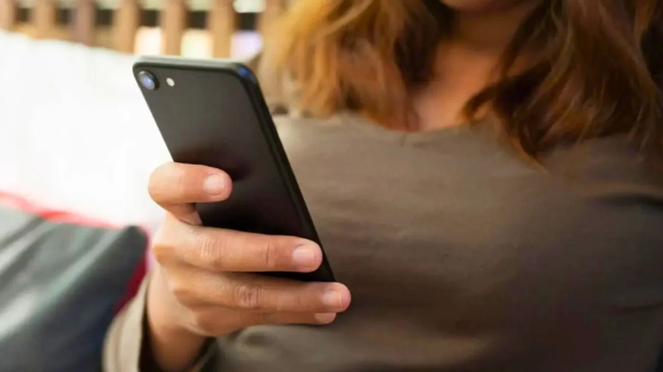 Detienen a mujer porque hija imitó videos sexuales de su celular