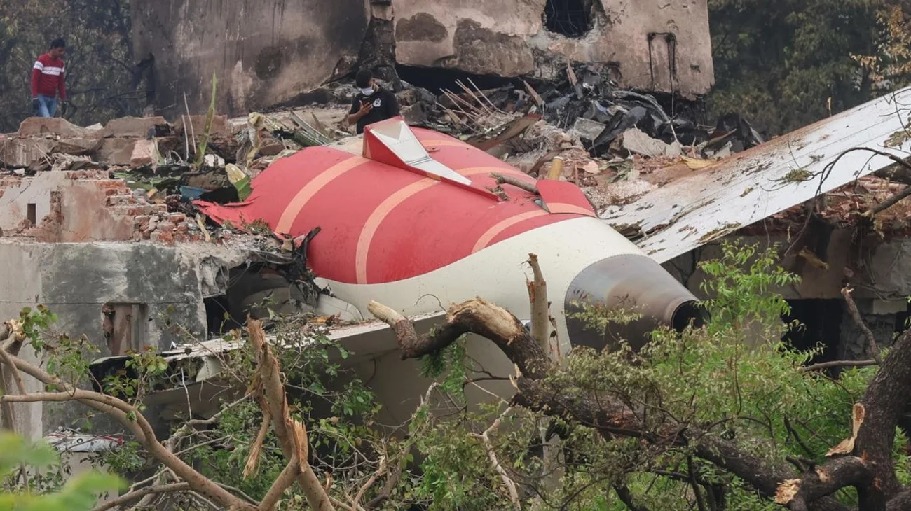 Hallan caja negra del vuelo de Air India siniestrado en azotea