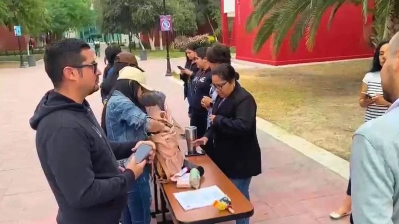 Revisarán mochilas en secundarias tras ataque escolar en Torreón