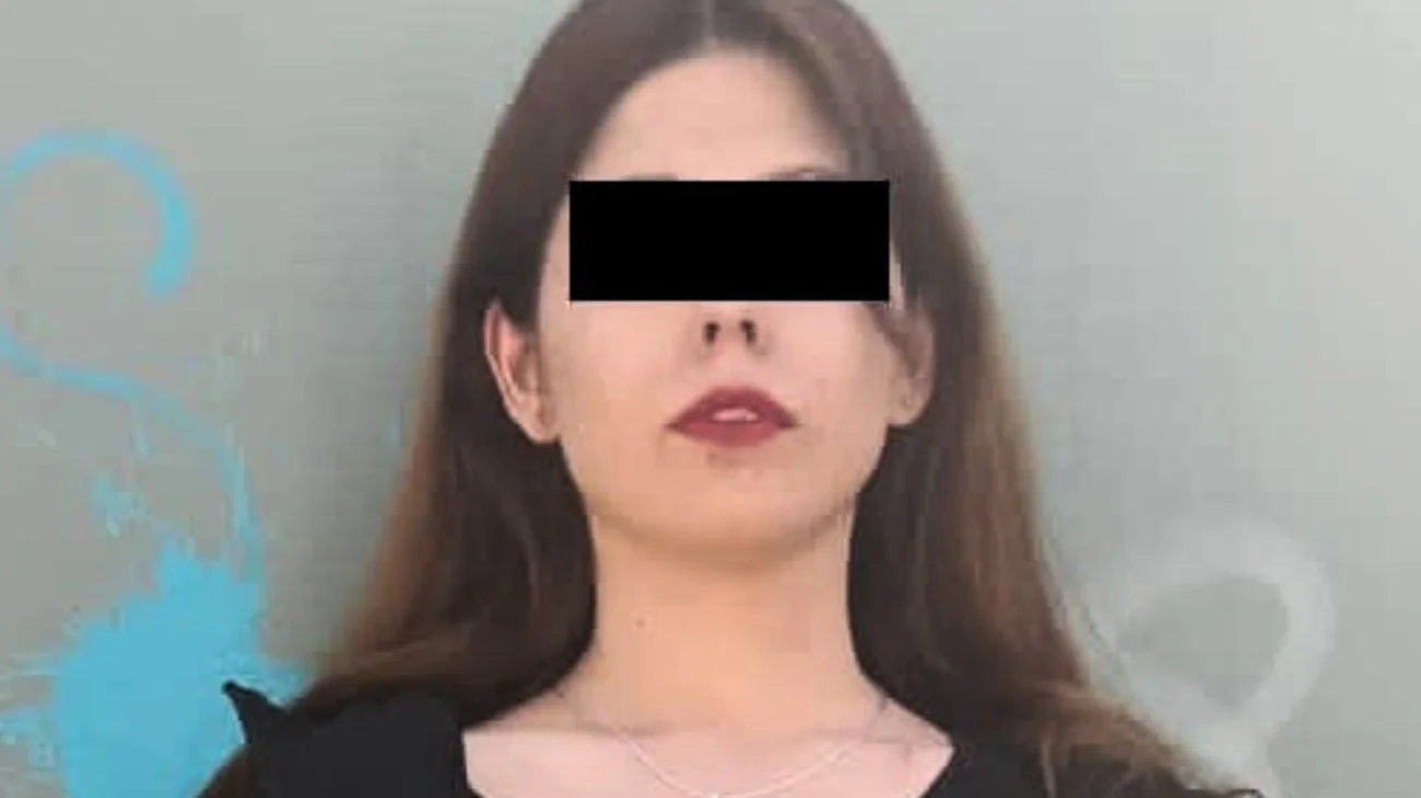 Espera a exnovio afuera de la UMM y lo amenaza con arma de fuego