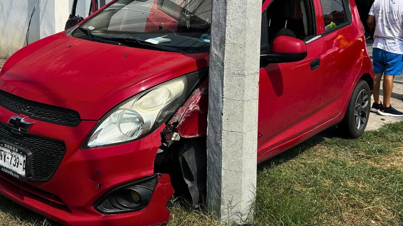 Pierde el control y se estrella contra poste en Garza Sada