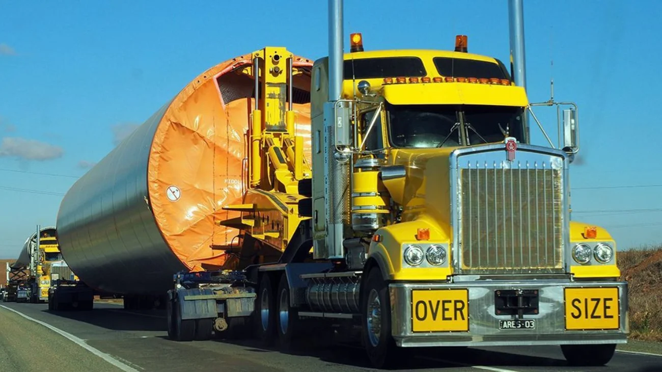  Prohíbe NL en urbe regia circulación de tráileres en el día