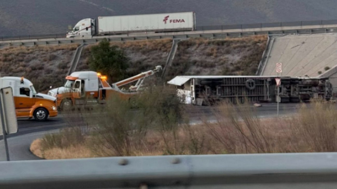 Volcadura de tráiler provoca tráfico en la Saltillo-Monterrey