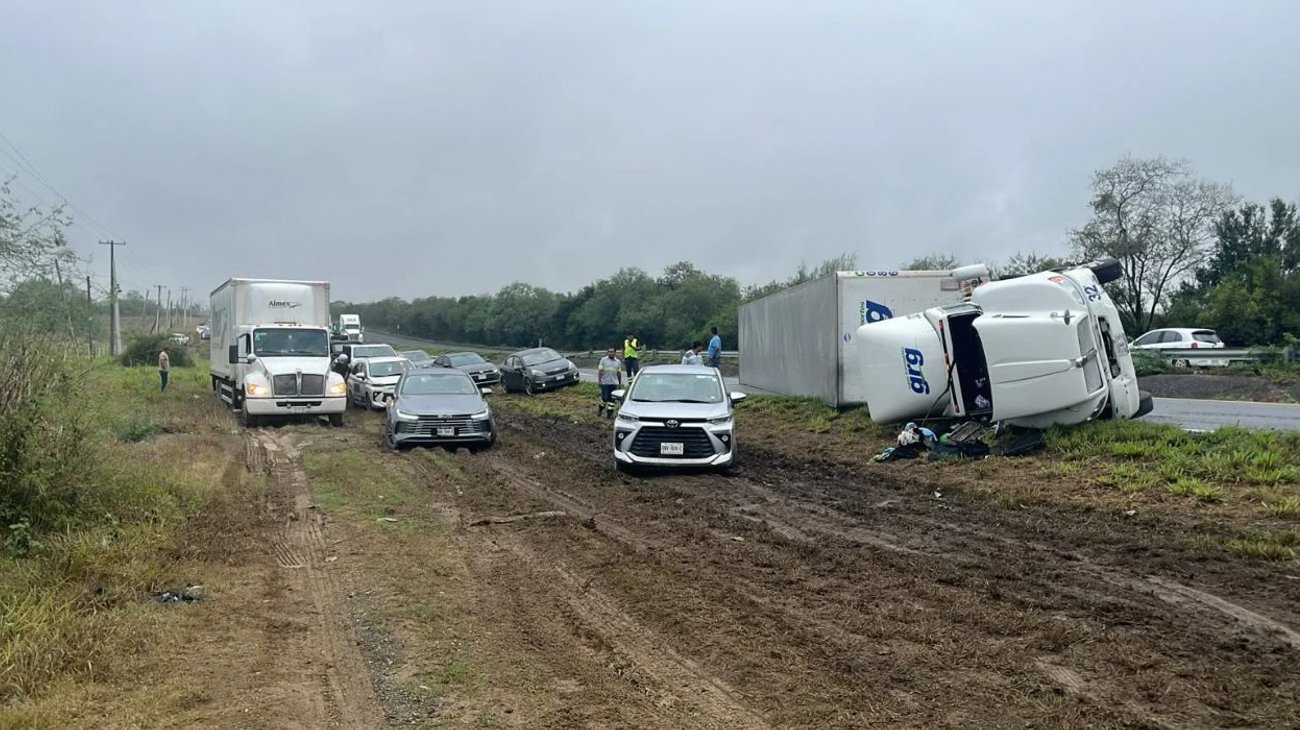 Vuelca tráiler en la Carretera Nacional en Montemorelos