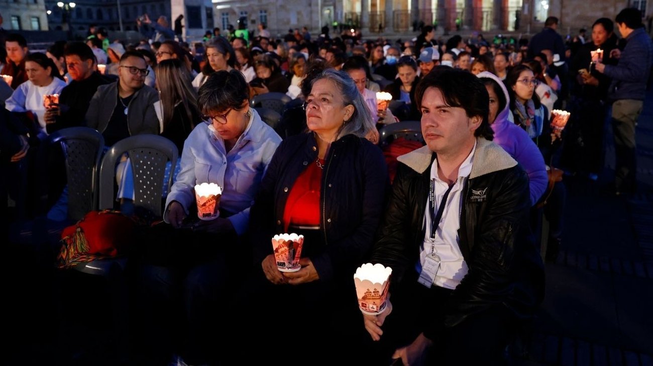 Rinden homenaje a víctimas de terremoto en Colombia