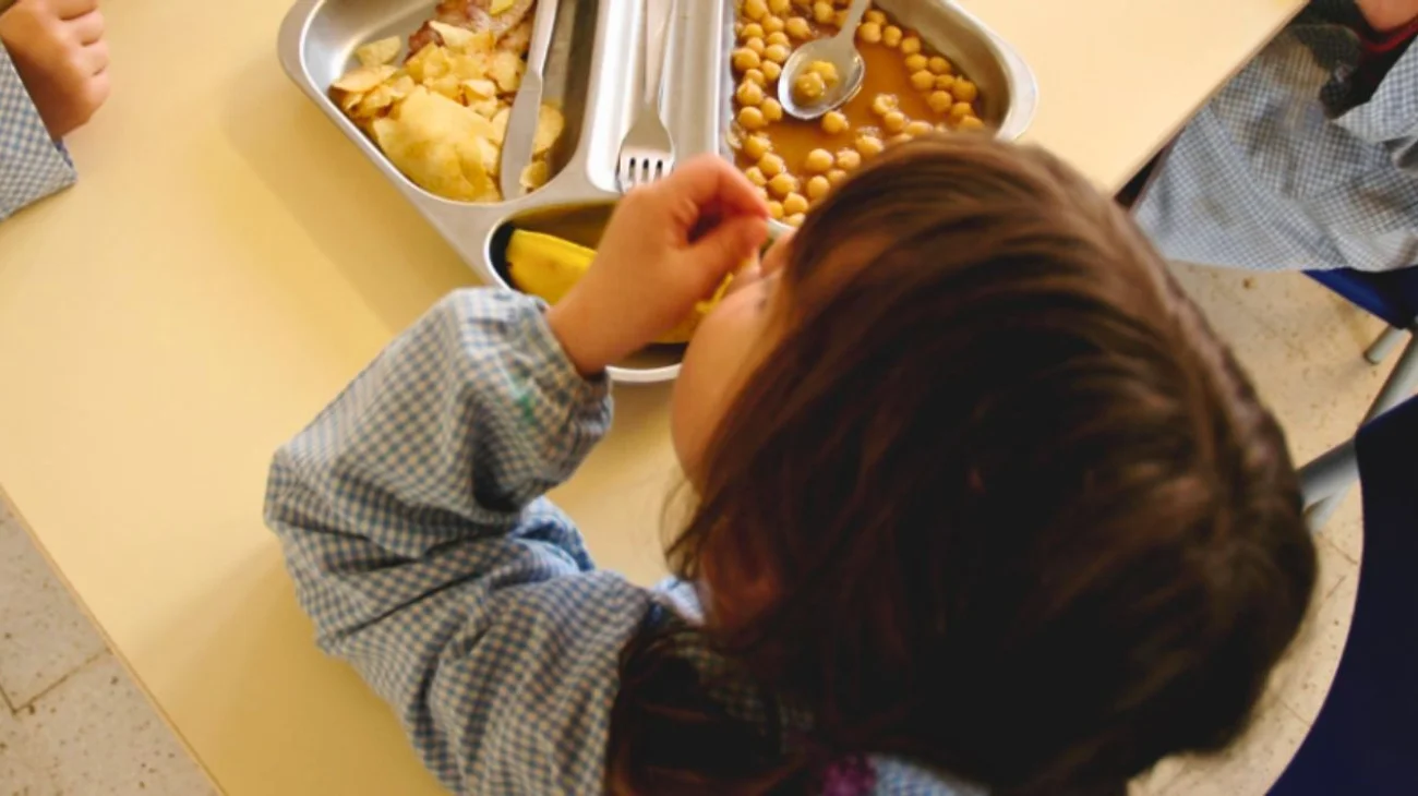 Perdonan a maestra que obligó a niña a comer usando la violencia