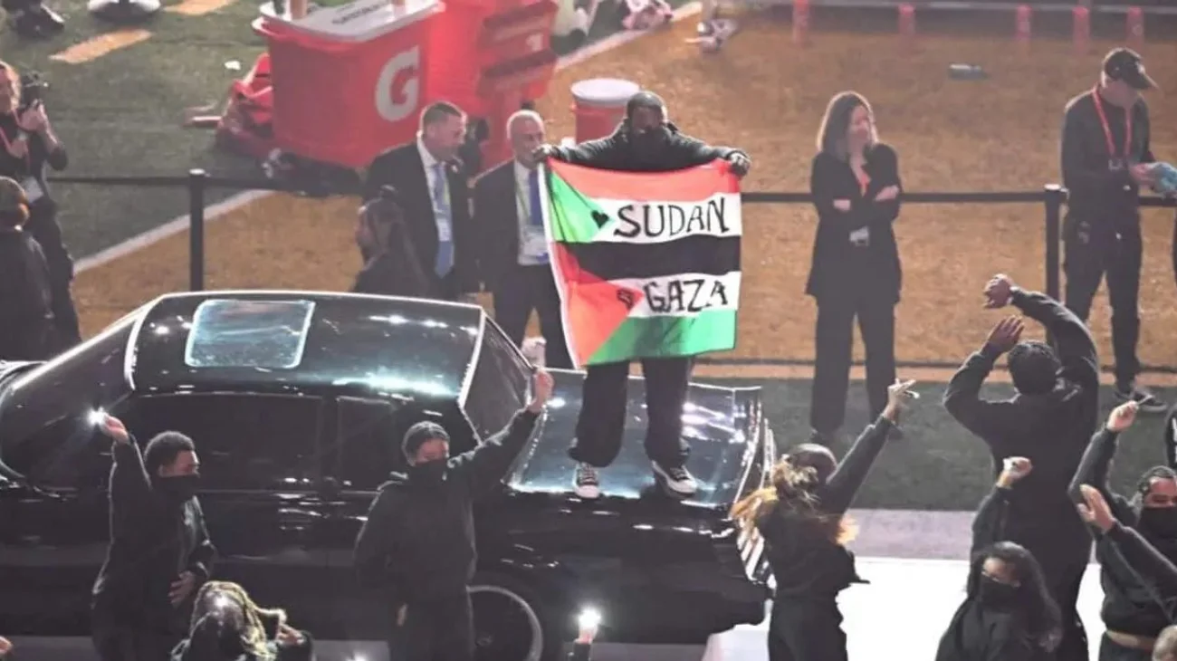 Hombre con bandera palestina irrumpió el show del Super Bowl