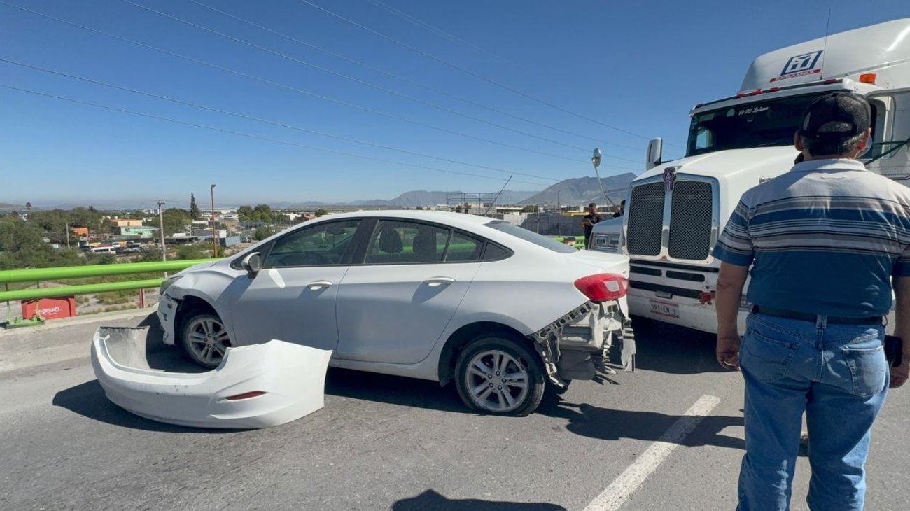 Choque de tres vehículos frena el tránsito en Saltillo