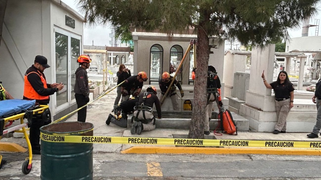 Simulan rescate en tumba y activan operativo por Día de Muertos