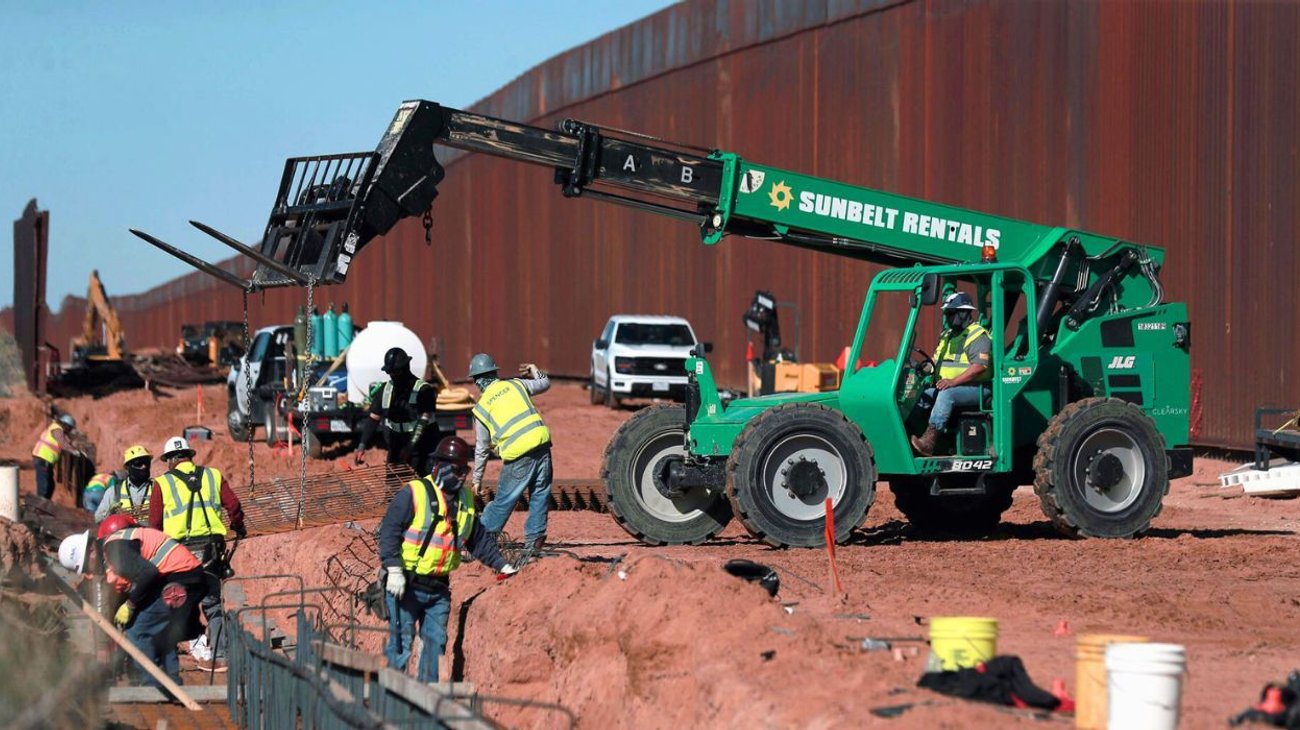 EUA construye muro negro que puede causar quemaduras a migrantes