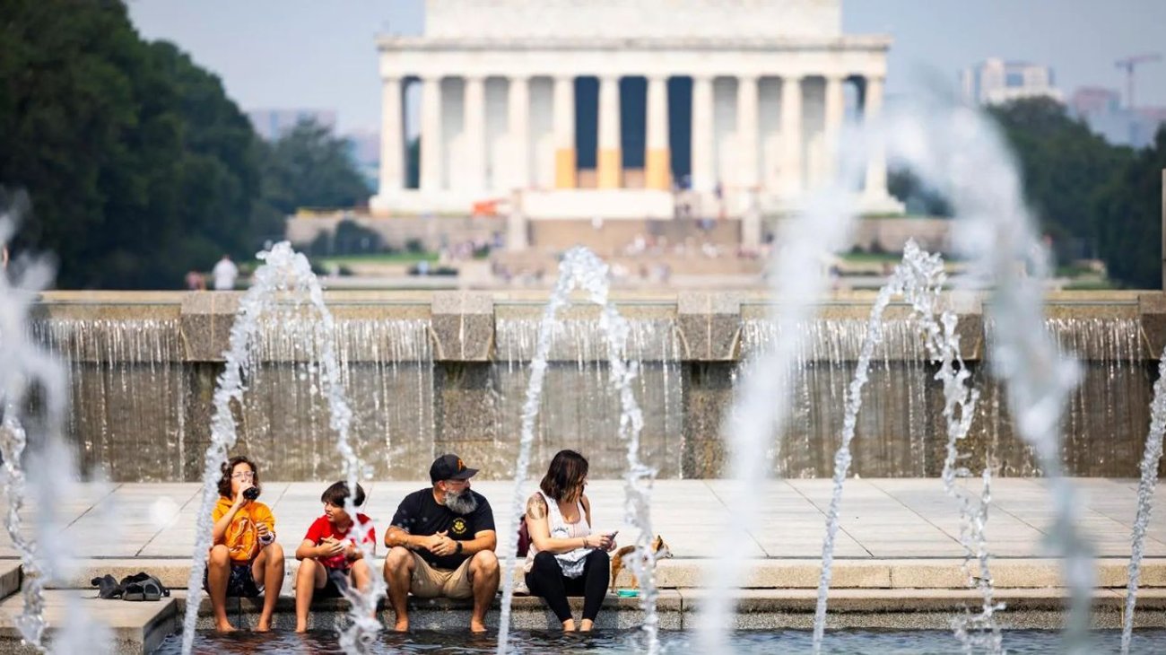 EUA enfrenta calor extremo con temperaturas de 49 grados