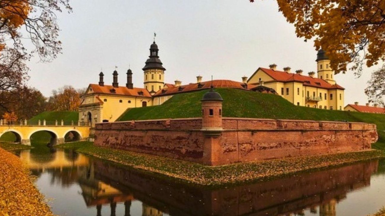 Mujer compra un palacio en Bielorrusia por ¡571 pesos!