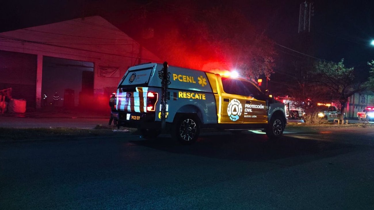 Moviliza incendio en bodega de tarimas en Apodaca