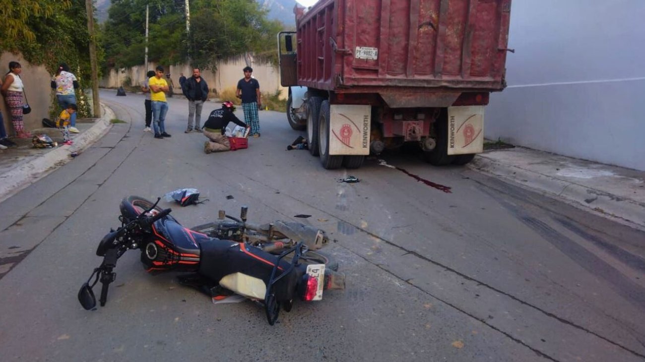 Joven motociclista muere tras choque contra camión en Monterrey