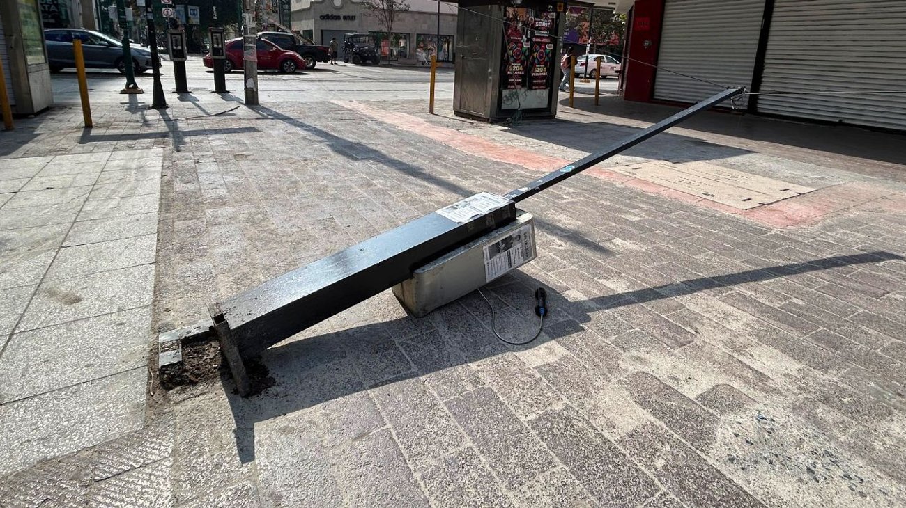 Cae caseta telefónica en Plaza Morelos y piden retirarla