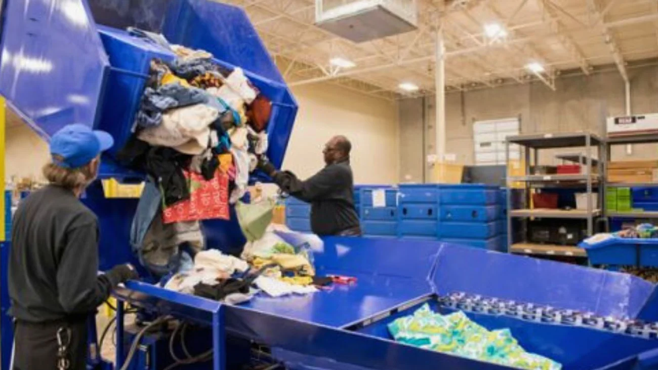 Hallan cuerpo dentro de un contenedor de donaciones en California