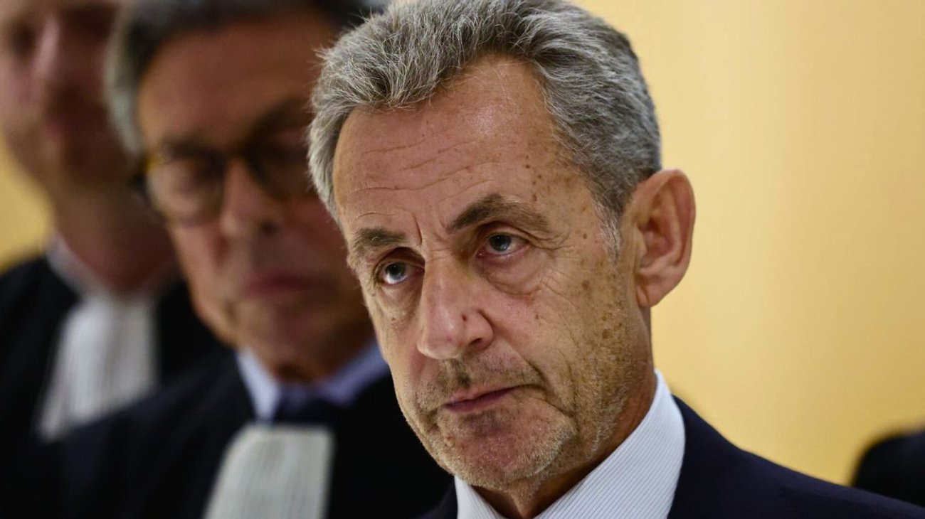 Condenan a Sarkozy a cinco años de cárcel por vínculos con Gadafi