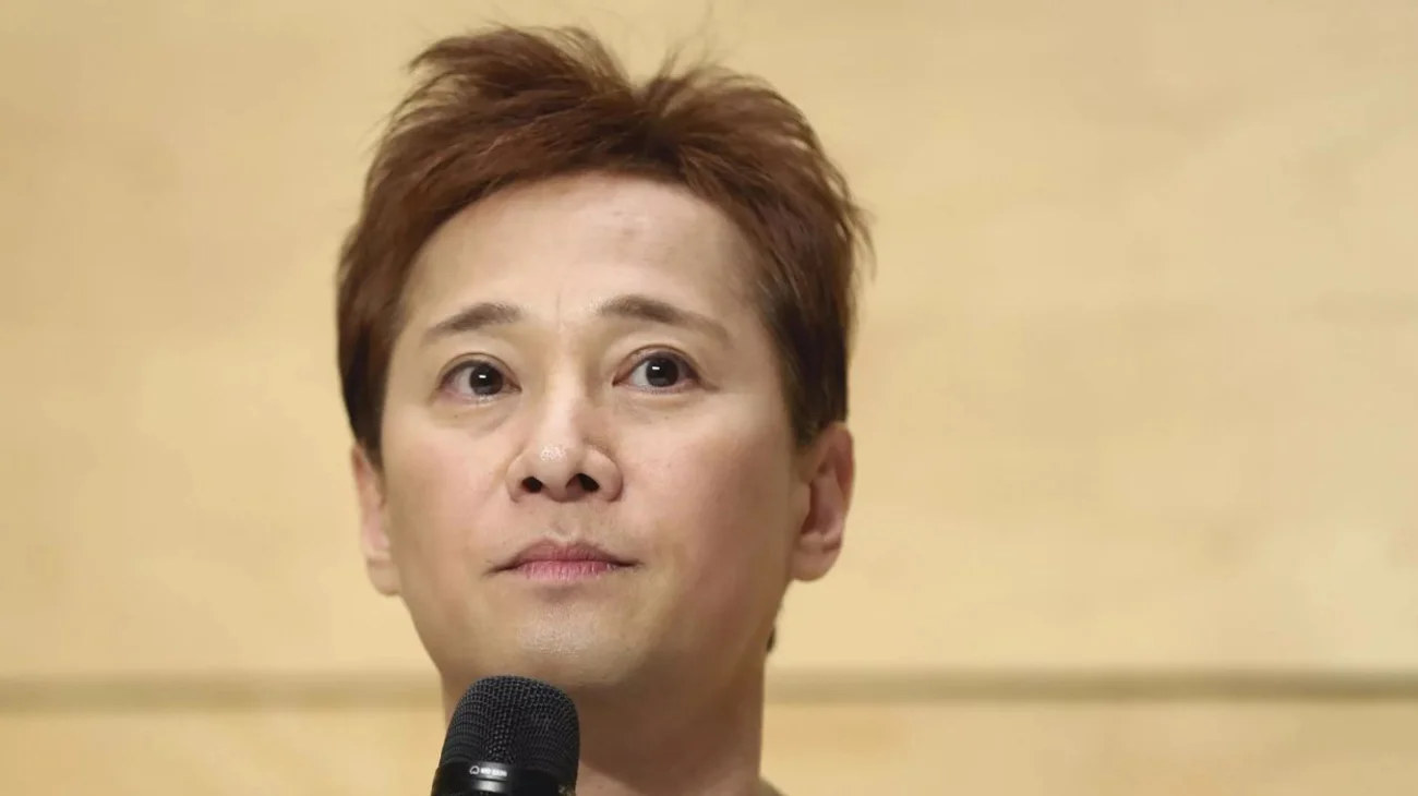 Conductor en Japón se retira por escándalo de abuso sexual