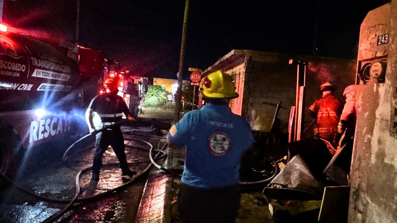 Desalojan a familias en Escobedo por incendio en vivienda