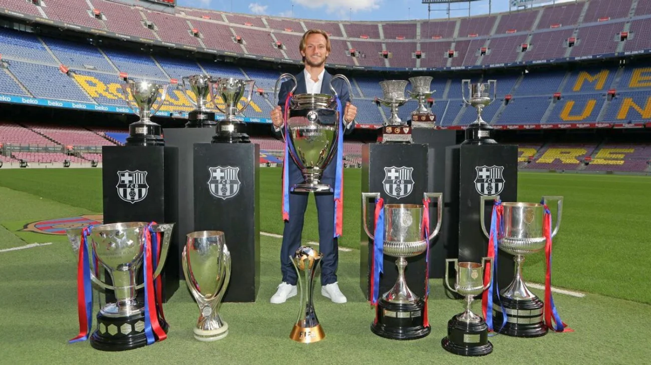 El Barcelona despide a Rakitic tras anunciar su retiro del futbol
